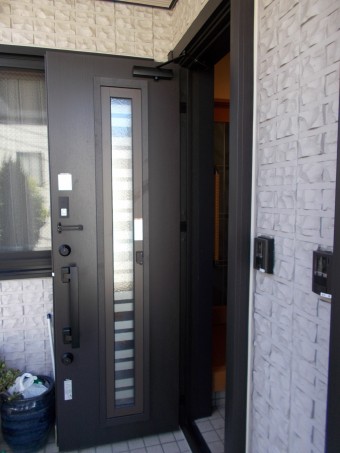 2世帯戸建て 玄関ドアのリフォーム 2世帯戸建て 玄関ドアのリフォーム